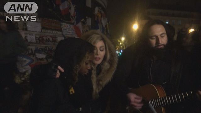 マドンナ、少数の聴衆の前で歌う パリの事件現場で