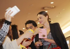 ミランダ・カーが来日!殺到する女性ファンに笑顔で対応