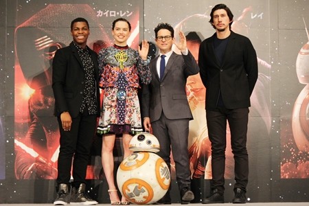 『スター･ウォーズ』新ヒロインら日本を満喫!「原宿で買い物」「秋葉原へ」