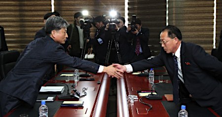 開城で８年ぶり次官級会談 １２日も