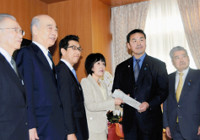 五輪招致、国に協力要請…知事と札幌市長 2015年12月12日