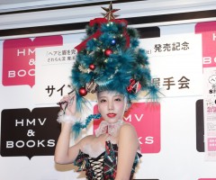 ざわちん、衝撃のクリスマスツリー姿で登場！