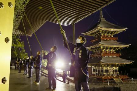 成田山新勝寺で恒例のすす払い、１年の汚れ落としサッパリ