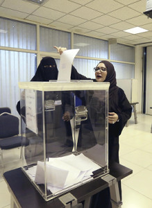 女性初参加のサウジ地方議会選、女性５人当選 2015年12月14日 11時04分