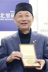 「受賞者は役者の勉強しなければ」大村さん帰国 2015年12月14日 11時08分