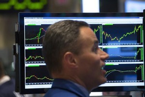 〔マーケットアイ〕外為：ドル121円前半、株価にらんで小動き