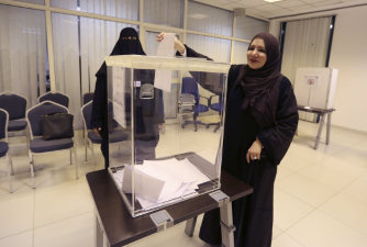 サウジアラビア地方選挙 女性候補20人が初当選