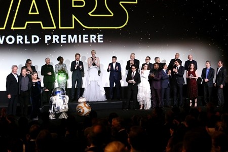 『スター･ウォーズ』ワールドプレミアで新旧キャスト集結! 6000人が熱狂