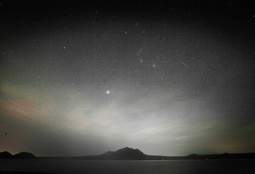 冬の夜空、一瞬のきらめき ふたご座流星群、支笏湖畔でも観測