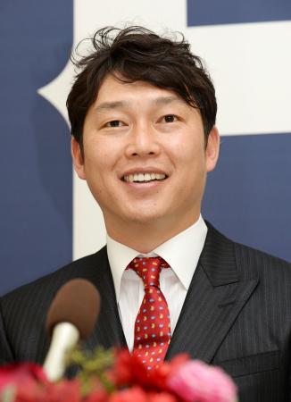 広島新井6000万円 背番25で2000安打狙う