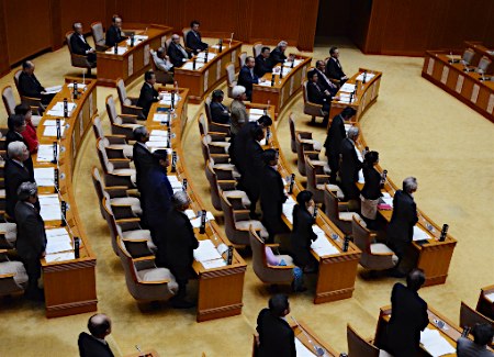 沖縄県議会、国交相決定取り消し訴訟へ議案可決 2015年12月18日 13時29分