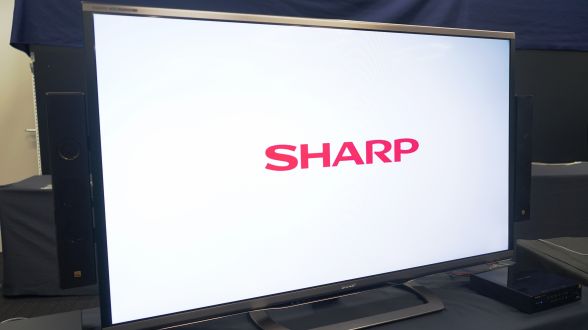 テレビの横にスピーカーを固定！ シャープのホームシアターシステムを試聴した
