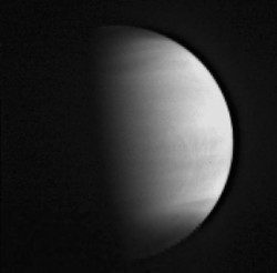 あかつき、軌道から新画像 - 金星の雲の高低差とらえる