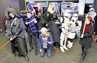 １０年ぶり「スター・ウォーズ」に熱狂