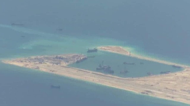 米軍機、中国造成の人工島近くを誤って飛行 南シナ海