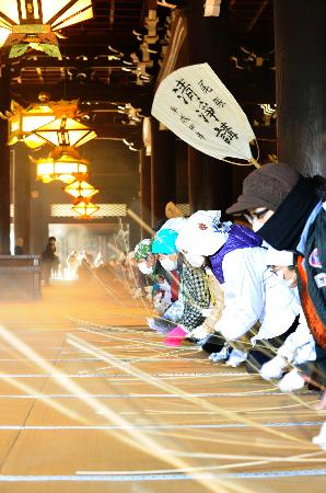 ほこり落として迎春準備 東西本願寺ですす払い