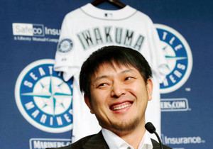 マリナーズと再契約の岩隈が記者会見 “破談”ドジャース見返す