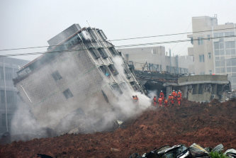 中国土砂崩れ:違法作業か 不明５９人、１０万平方ｍに泥