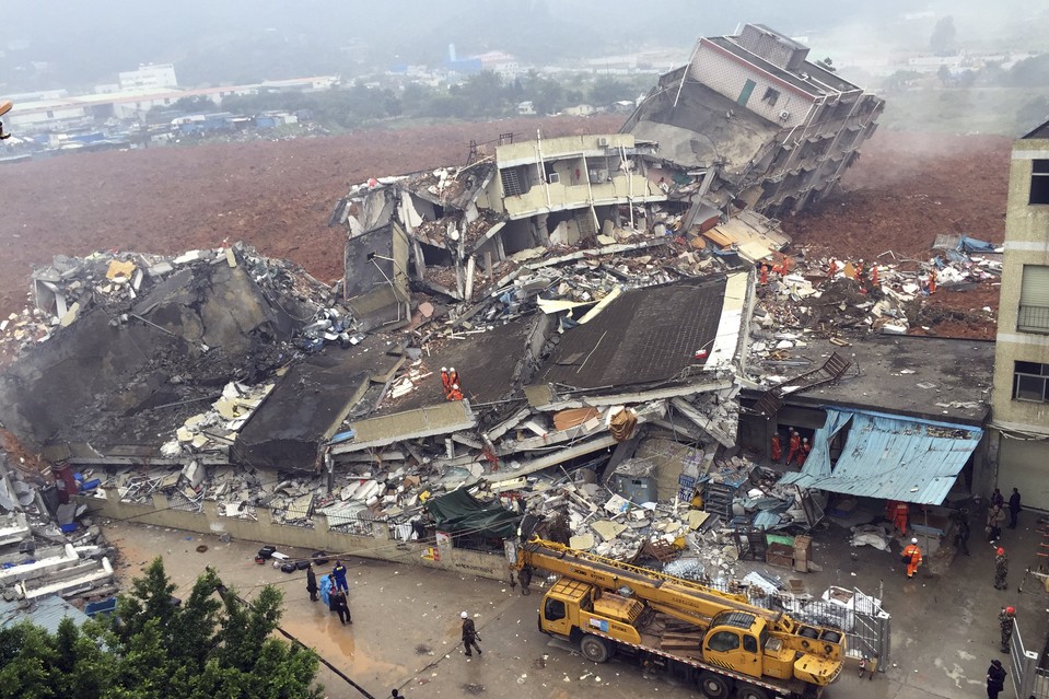 中国で大規模土砂崩れ、深セン工業団の建物埋まる