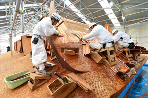 奈良・春日大社の屋根、美しく 本殿の葺き替え作業公開
