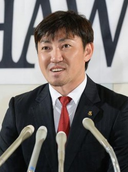 ソフトバンク内川3000万増 来季は精神的支柱に