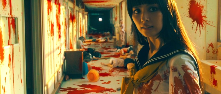 内田理央が主演を務める「血まみれスケバンチェーンソー」の予告編がYouTubeにて公開された。