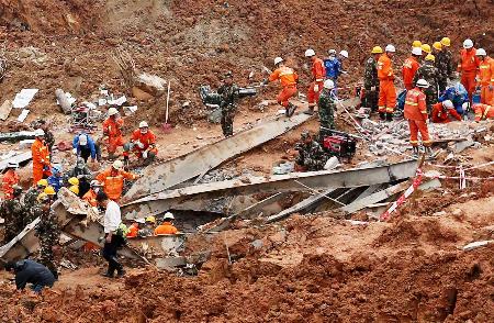 中国土砂崩れ:行方不明者親族いらだち 「安否情報ない」