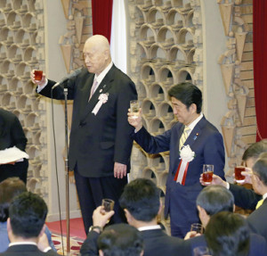 内閣130周年記念式典に首相経験者ら220人 2015年12月22日 22時15分