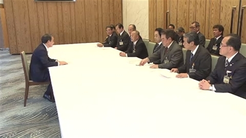 沖縄基地負担分散へ協力 官房長官、地方議会議長に