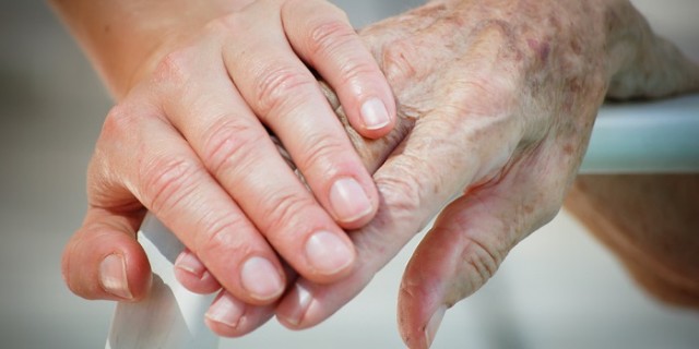 介護休業、3回まで分け取りやすく 厚労相諮問機関まとめ