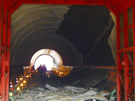 トンネルの天井モルタル、２３・５トン落下 千葉・君津
