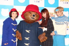 赤い帽子にダッフルコートのパディントン、吹き替え声優の三戸なつめ反抗期を語る