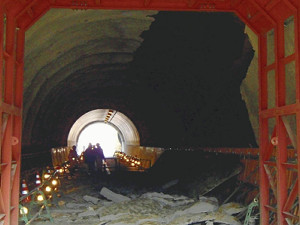 モルタル２３・５トン落下…トンネル内補修中に 2015年12月24日 00時24分