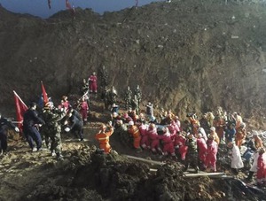 中国の土砂崩れ、死者４人に 発生から67時間後に１人救出