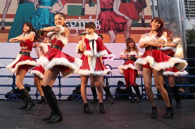 E-girls、サンタ姿でクリスマスソング披露
