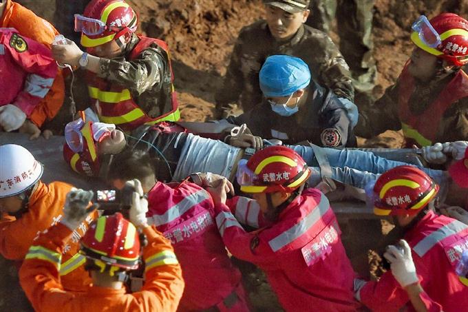 中国土砂崩れ 発生６７時間後に１９歳男性救助