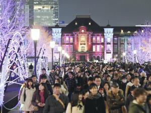 東京駅舎、５色に照らされ…「ミチテラス」開始 2015年12月24日 20時15分