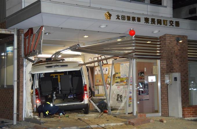 交番に車突っ込み１人死亡 群馬