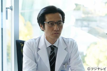 津田寛治、連ドラで初の医師役 おちゃらけた権力の手先を熱演する