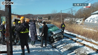 踏切で列車と車衝突、女性重体 北海道（北海道）