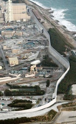 浜岡原発の防潮堤の壁完成 - 中部電、22m津波対策用