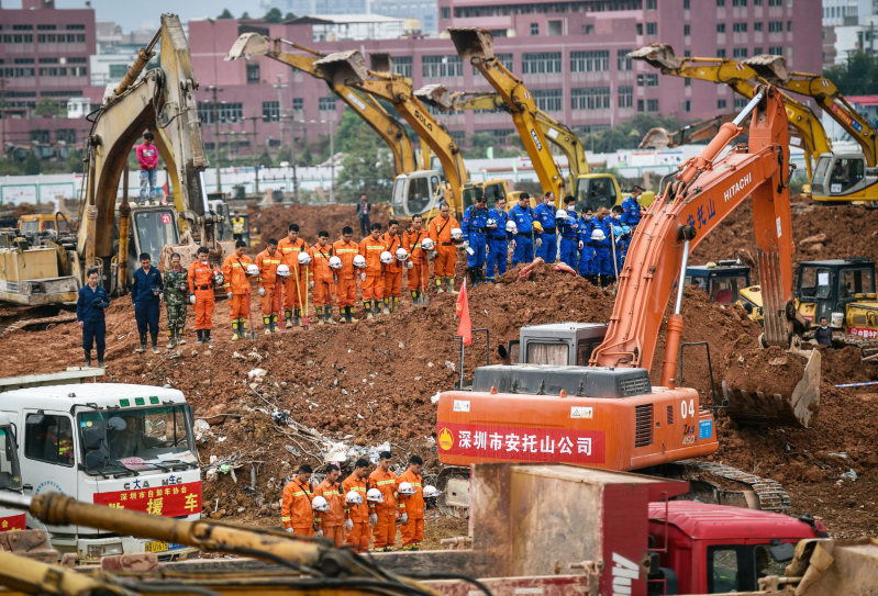 土砂崩れ１週間 当局、批判回避に躍起 不明７０人以上、「人災」断定