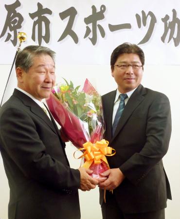 真中監督、出身地で表彰式に
