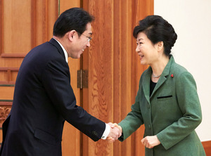 「屈辱的」「政府に従う」 日韓合意、評価割れる韓国