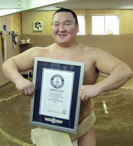 白鵬の優勝回数がギネス記録に、認定証を披露 2015年12月28日 19時29分