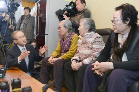 韓国政府、元慰安婦らと面会 「解決まだ」と反発も