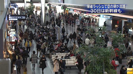 帰省ラッシュ 空の便がピーク、空港は家族連れなどで混雑
