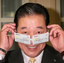 楽天カードマン変身 梨田監督62歳照れ…なっしー