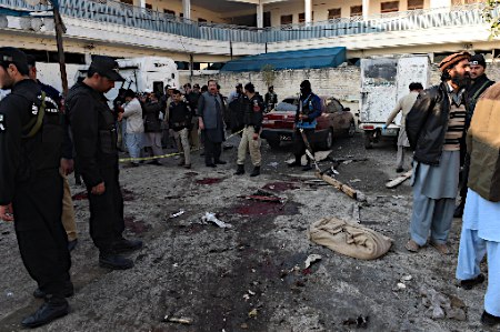 パキスタンで爆発、２１人死亡 北西部の政府事務所近く