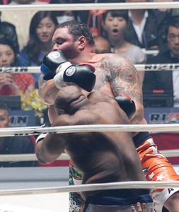 曙出血、サップに判定負け